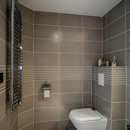 Sleeps 4 Air Con Wifi *
